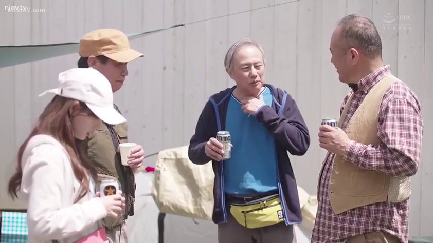 交谈 · 站立 · 自然 · 室外 · 群体 · 饮料罐 · 户外休闲服