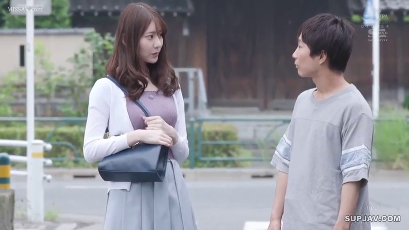 站立 · 中景 · 平静 · 手提包 · 交流 · 室外 · 日常场景 · 休闲裙装