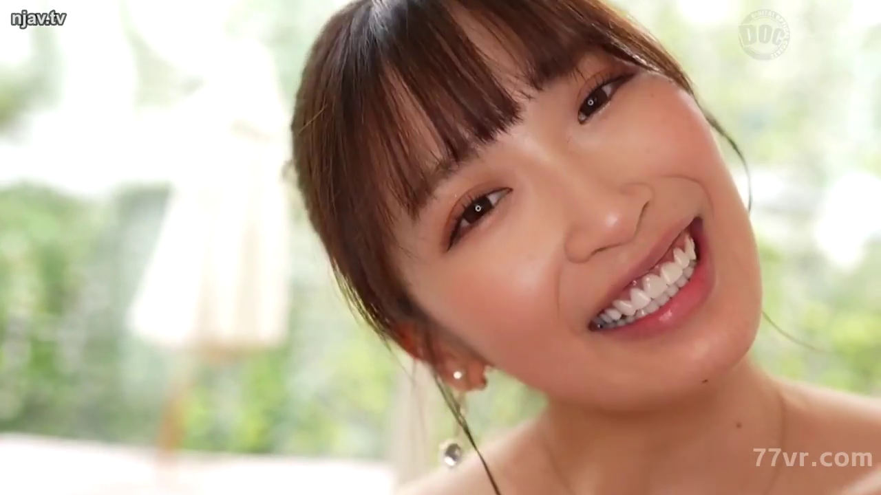 微笑 · 耳环 · 面部特写 · 户外 · 开朗 · 侧头 · 齐刘海