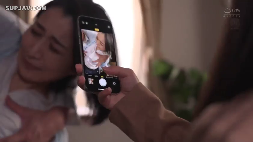 室内 · 手机 · 手机 · 痛苦 · 拍摄 · 侧卧 · 白衣 · 强迫