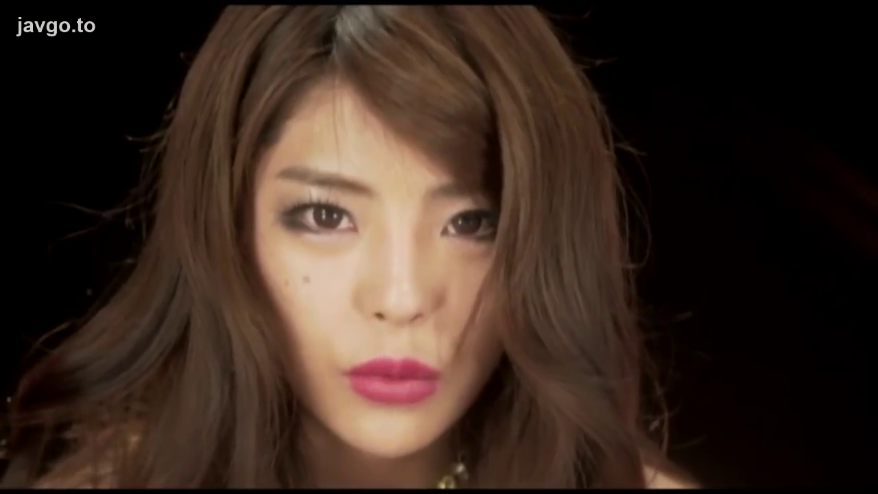 暗室 · 顔のクローズアップ · 注視 · 高冷 · 正面 · 虚化