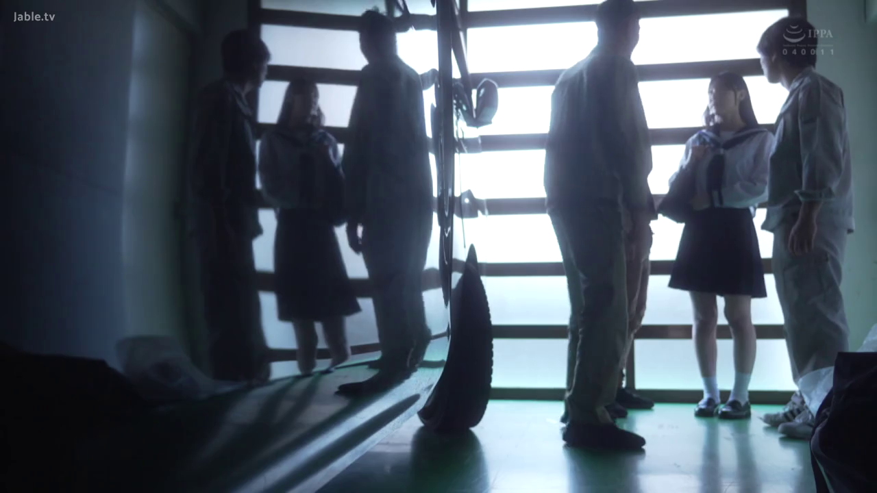 站立 · 全景 · 围观 · 学生服 · 汽车 · 车库 · 逆光