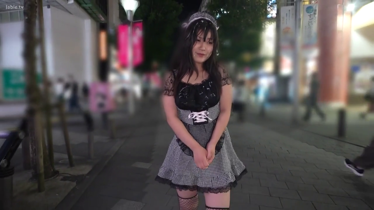 全身 · 站立 · 微笑 · 猫耳发箍 · 黑白格纹女仆装 · 户外街道夜景 · 漫步 · 黑丝网袜