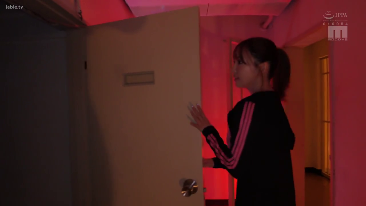 侧面 · 站姿 · 走廊 · 运动外套 · 门 · 冷淡 · 扶门 · 红色灯光