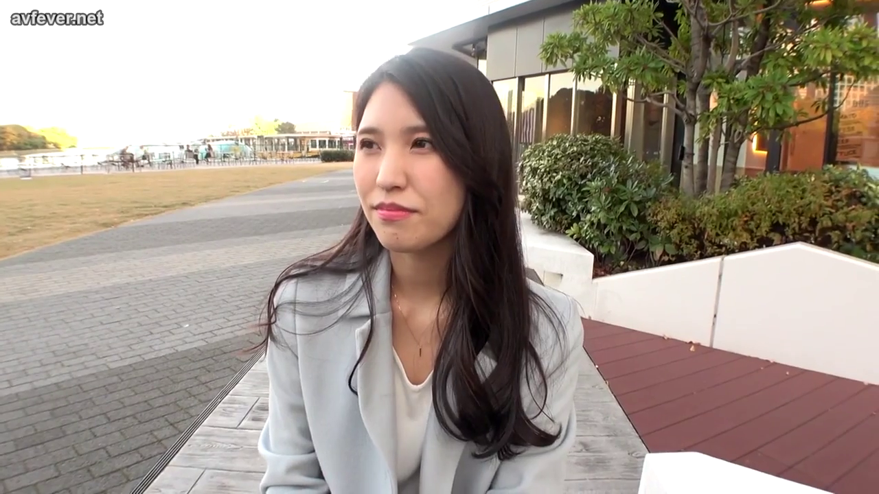 坐姿 · 脸部 · 平静 · 户外 · 自然光 · 访谈 · 休闲西装 · 木凳