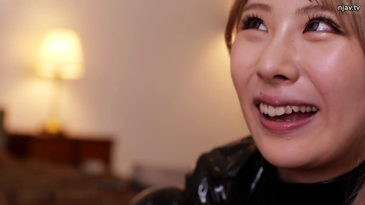 室内 · 面部特写 · 黑色皮衣 · 仰头 · 金发 · 开心 · 欢笑 · 背景灯