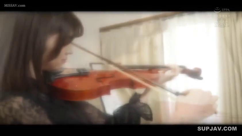 室内 · 专注 · 半身特写 · 黑色蕾丝裙 · 演奏姿势 · 拉琴 · 小提琴 · 文艺