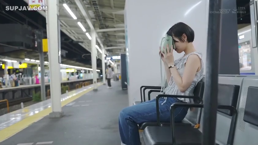 平静 · 夜间 · 否 · 无袖雪纺衫 · 侧坐 · 浅绿色挎包 · 火车站站台 · 低头看包