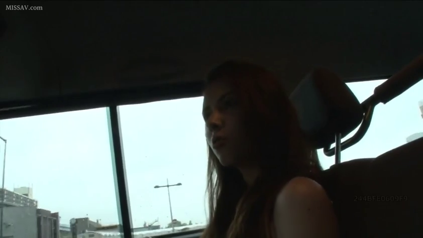 坐姿 · 平静 · 半身 · 车内 · 无袖上衣 · 自然光 · 观望 · 汽车头枕