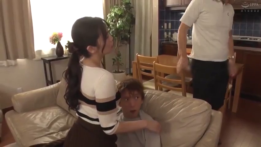 全景 · 盆栽 · 客厅 · 惊讶 · 棕色裙子 · 站立与坐姿 · 搭肩交流 · 剧情片