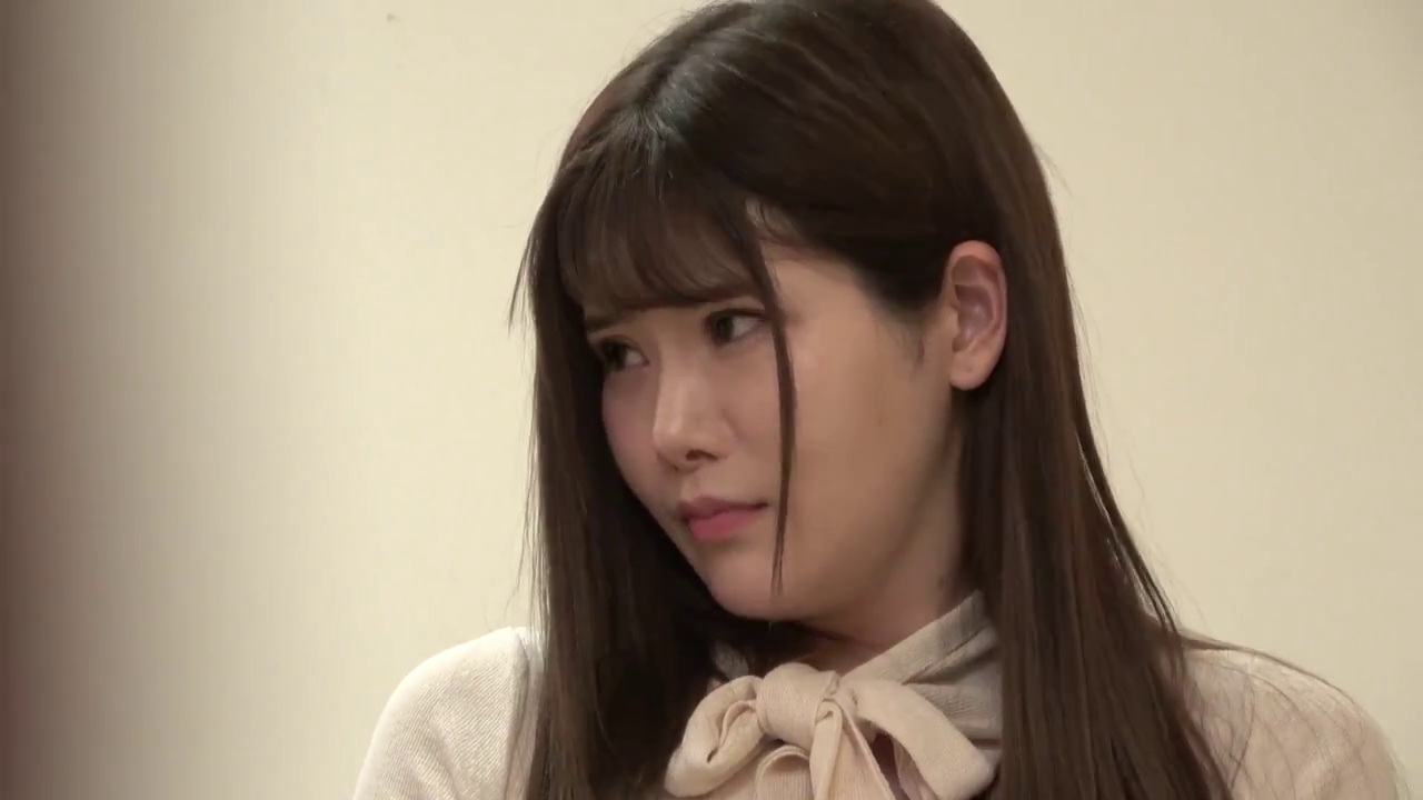 室内 · 面部 · 憂鬱 · 正坐 · ベージュのシャツ · 人像 · 无行为