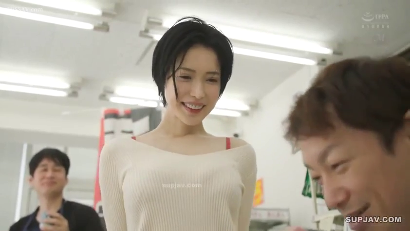 室内 · 中景 · 站姿 · 微笑 · 短发 · 俯视 · 白色紧身针织衫