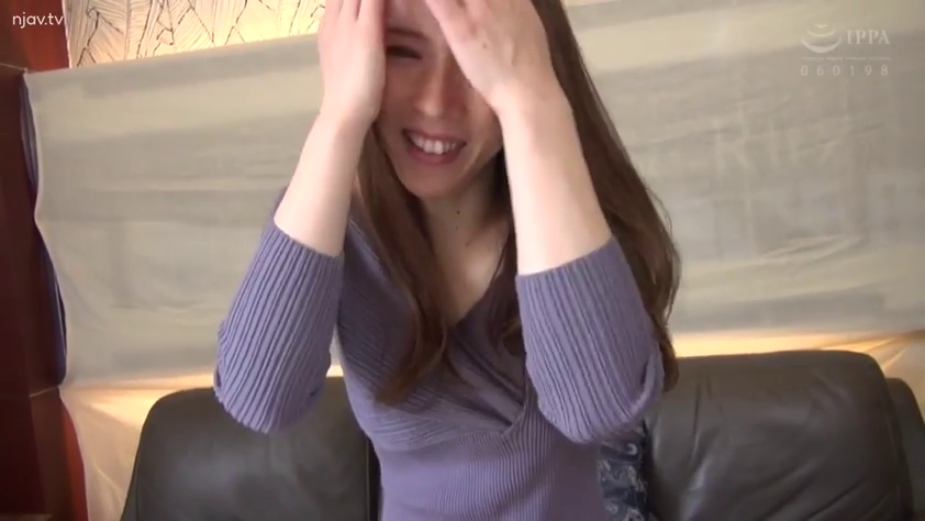 室内 · ソファ · 顔のクローズアップ · 居家 · 大笑 · 开心 · 紫色长袖针织衫 · 扶头