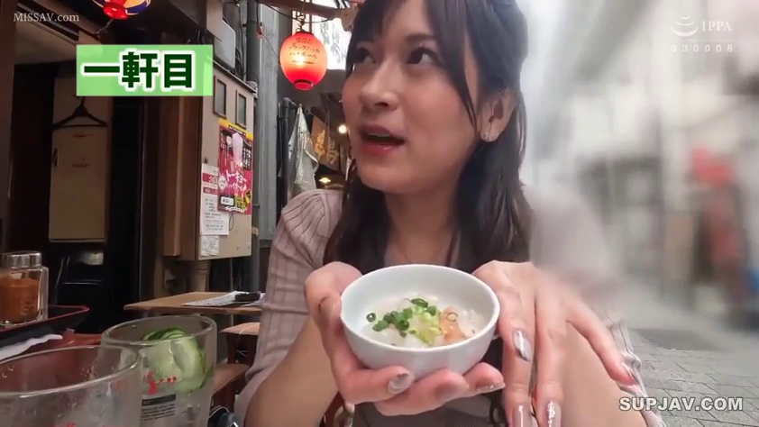 Sitting Posture · 小白碗 · 粉色V领针织衫 · 日式街头餐厅 · 端碗手部特写 · 展示食物 · 谈话表情 · MISSAV水印