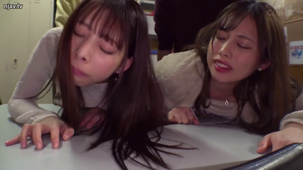 办公室 · 面部特写 · 多人 · 痛苦 · 休闲服 · 锁链 · 趴伏 · 被束缚