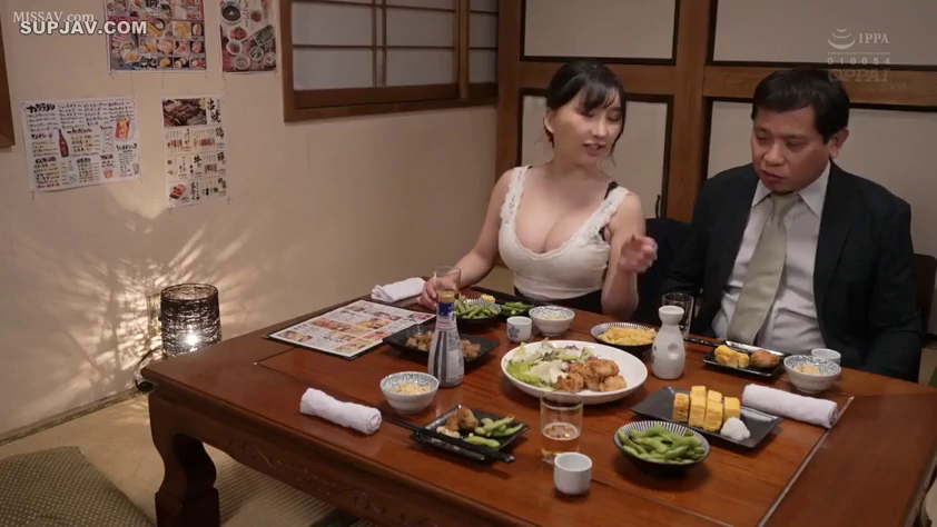 用餐 · 自然 · 中景 · 清酒 · 低胸吊带 · 对坐 · 约会场景 · 日式居酒屋