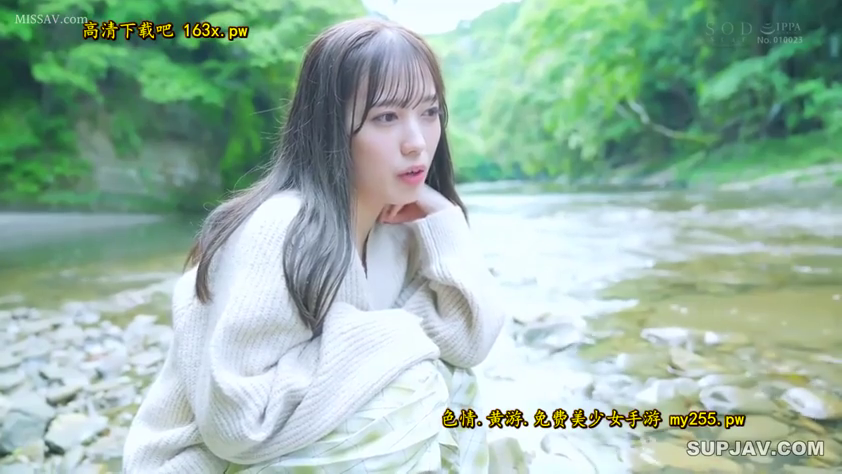 蹲姿 · 中景 · 恬静 · 溪流边 · 长裙 · 自然风光 · 眺望 · 流水