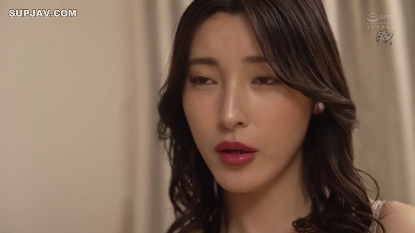 室内 · 面部特写 · 诱惑 · 凝视 · 长发 · 正面 · 蕾丝吊带