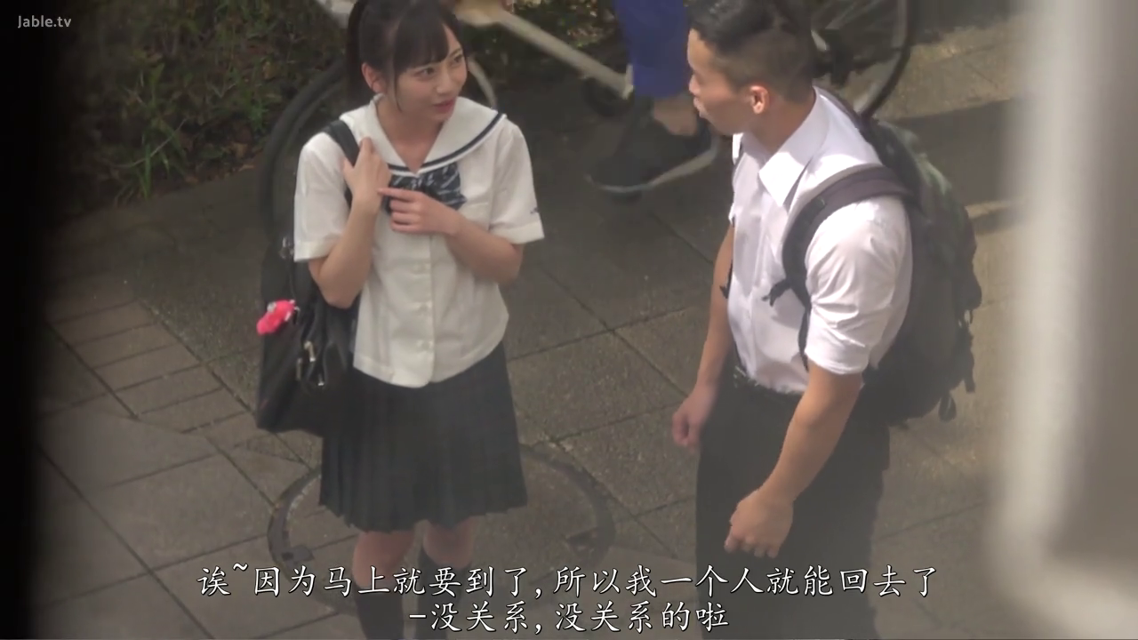 校服 · 站立 · 微笑 · 交流 · 街道 · 校园题材 · 书包