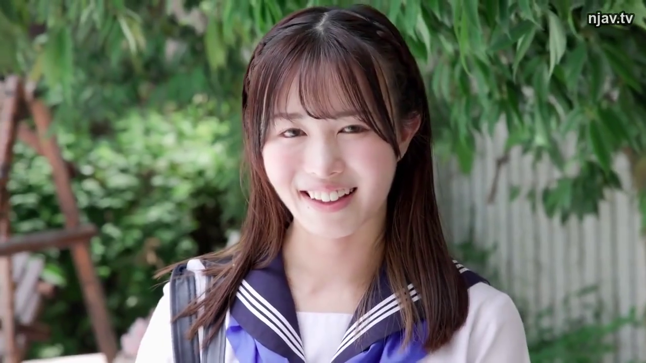 脸部 · 站立 · 微笑 · 学生制服 · 室外 · 开心 · 阳光 · 树丛