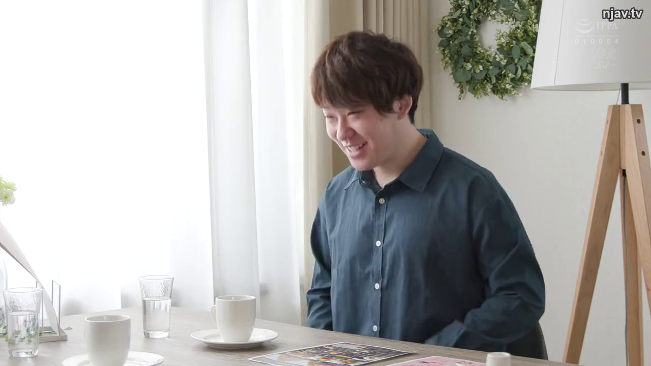 座り姿勢 · 会話 · 微笑 · 上半身 · 餐厅 · 水杯 · 深色衬衫