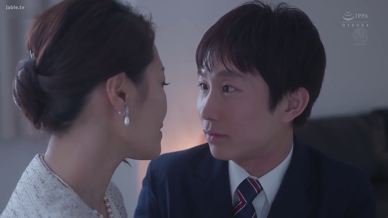 室内 · 专注 · 脸部特写 · 耳环 · 西装 · 交流 · 近距离对视 · 对手戏