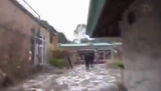 站立 · 全景 · 行走 · 户外 · 休闲服 · 模糊 · 低画质