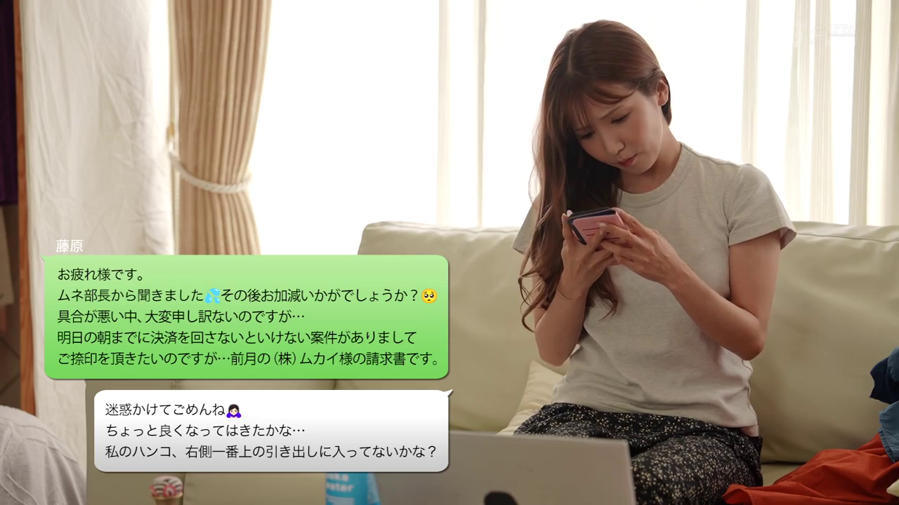 紧锁眉头 · 中景 · 居家日常 · 智能手机 · 打字 · 盘腿坐 · 客厅沙发 · 花色家居裤