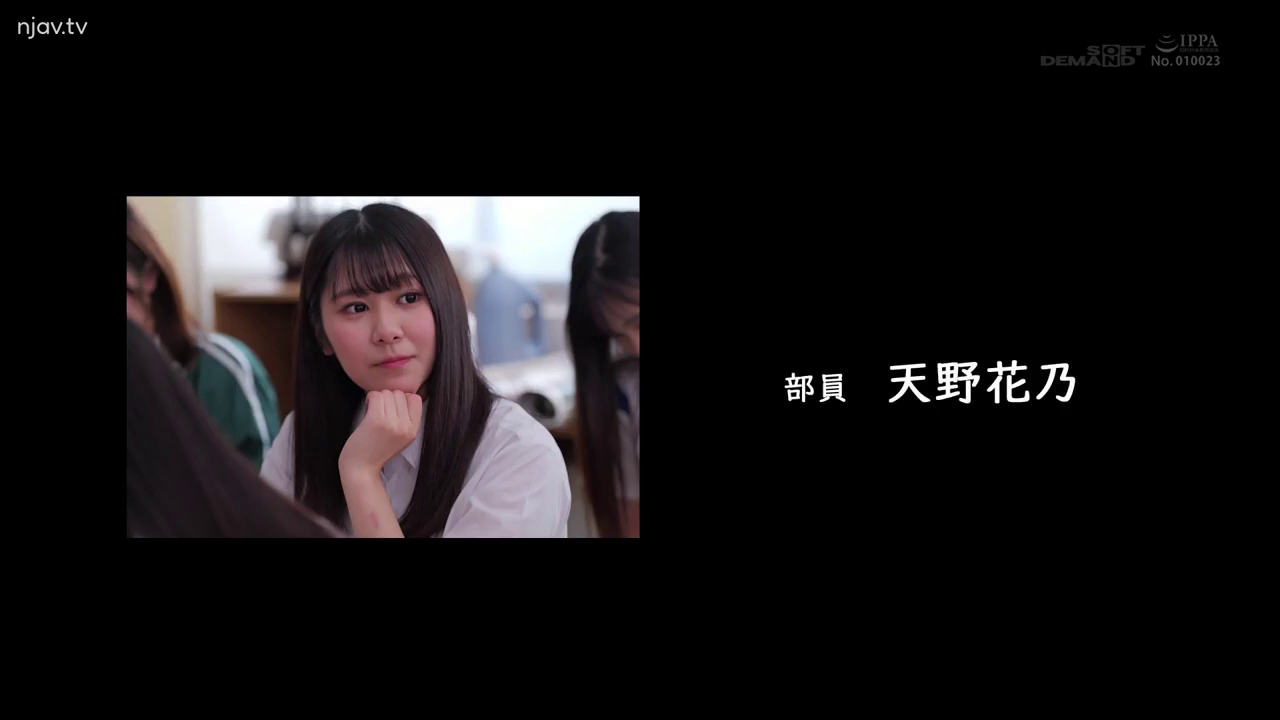 面部 · 教室 · 字幕 · 平静 · 白色衬衫 · 注视 · 托腮