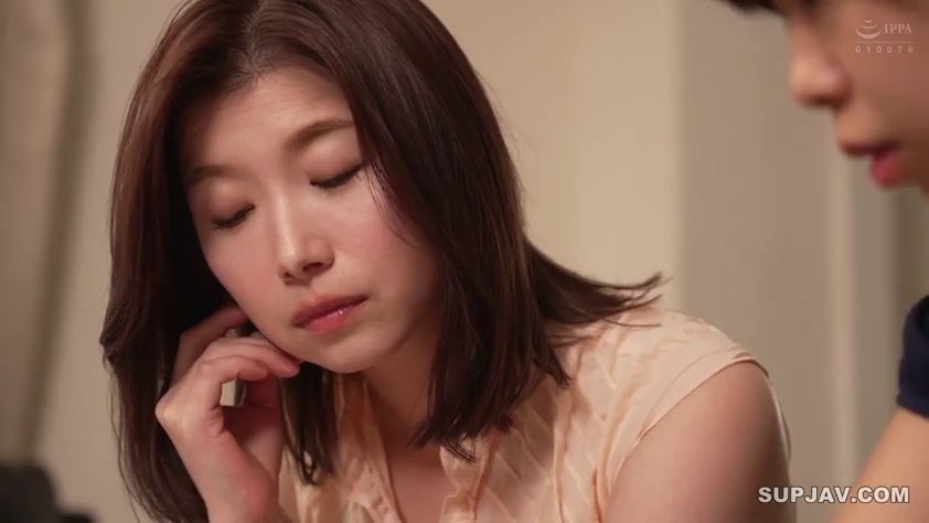 室内 · 手托腮 · 忧郁 · 面部特写 · 日常场景 · 静止 · 粉色无袖上衣