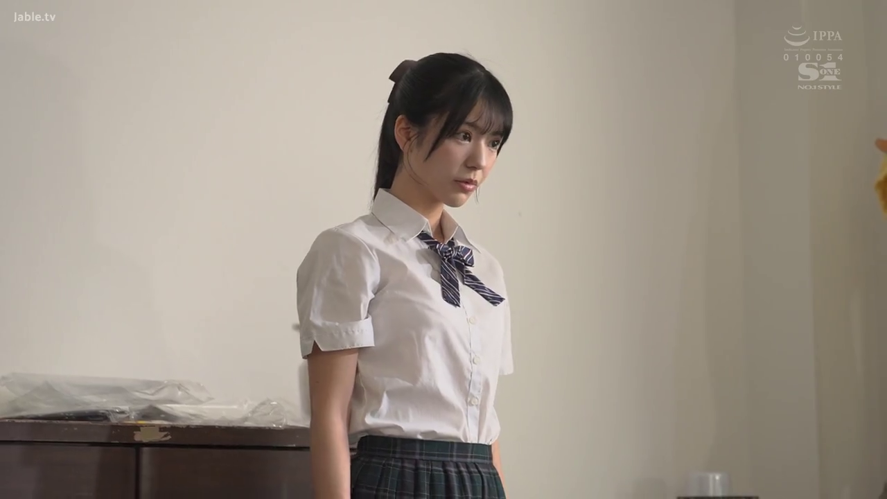 忧郁 · 校服 · 站立 · 半身 · 注视 · 房间 · 柜子 · 少女