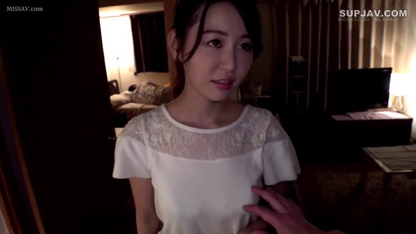 室内 · 站立 · 白衬衫 · 第一人称视角 · 半身特写 · 疑惑 · 电视机 · 触碰胸部