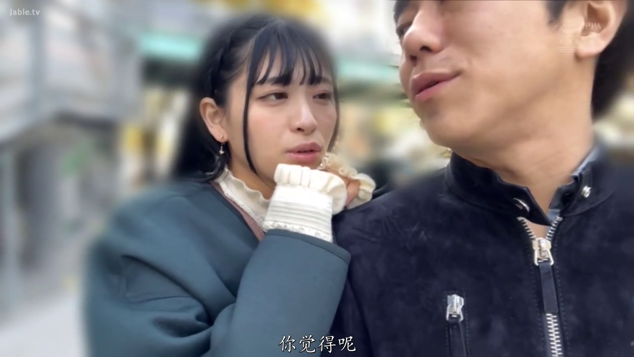 交谈 · 脸部 · 委屈 · 站立 · 街道 · 外套 · 街拍