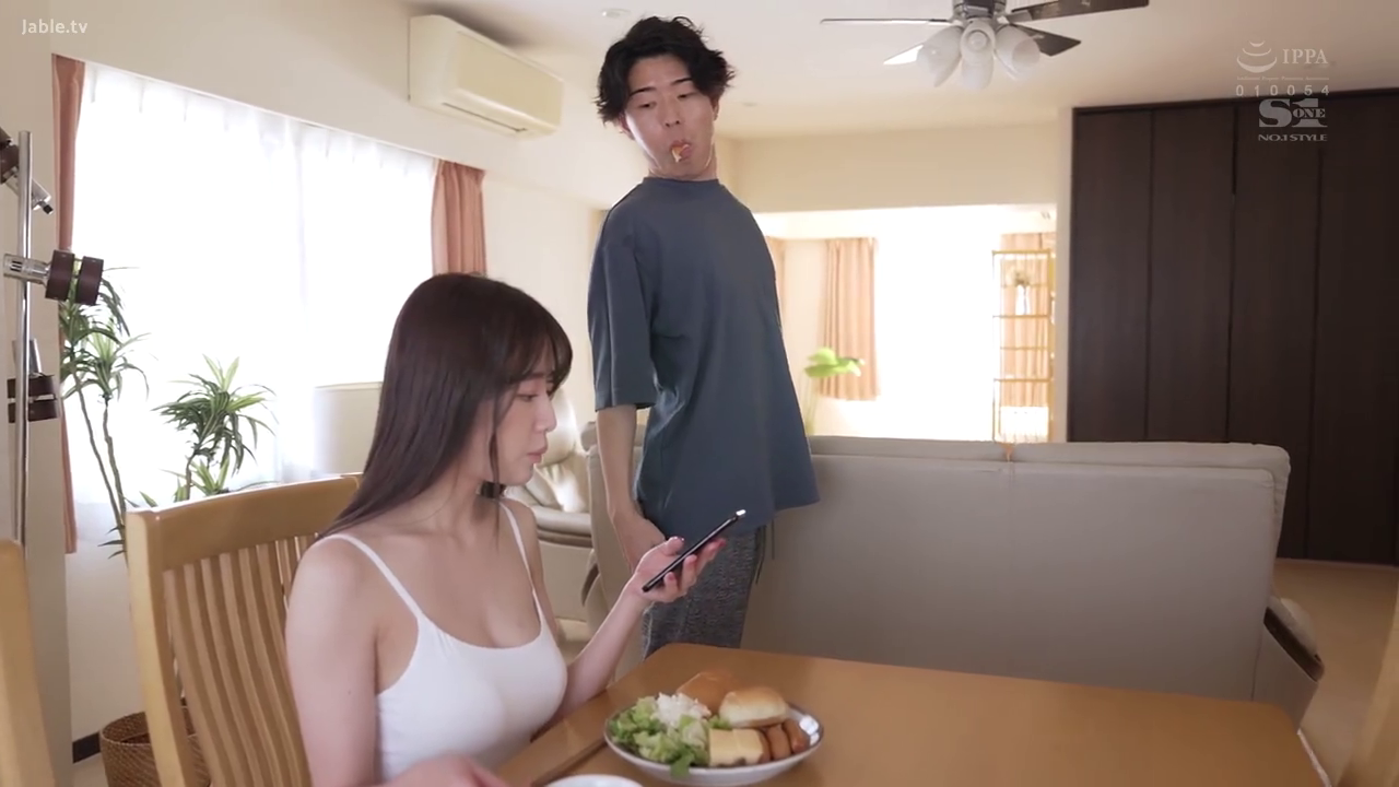 坐姿 · 平静 · 客厅 · 远景 · 看手机 · 食物 · 白色吊带 · 日常生活