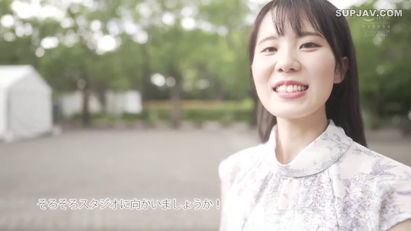 面部 · 站立 · 微笑 · 碎花上衣 · 开朗 · 户外公园 · 户外访谈