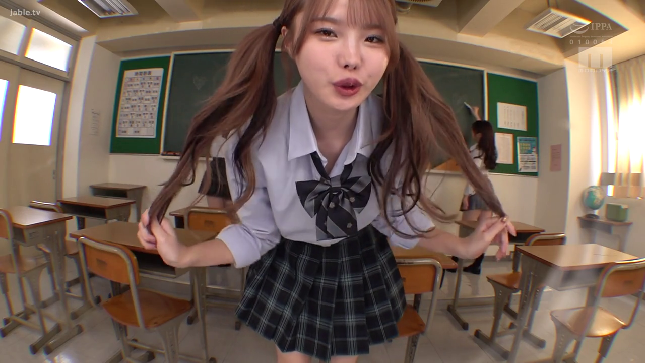 俯身 · 教室 · 学生制服 · 特写 · 双马尾 · 课桌椅 · 卖萌 · 可爱