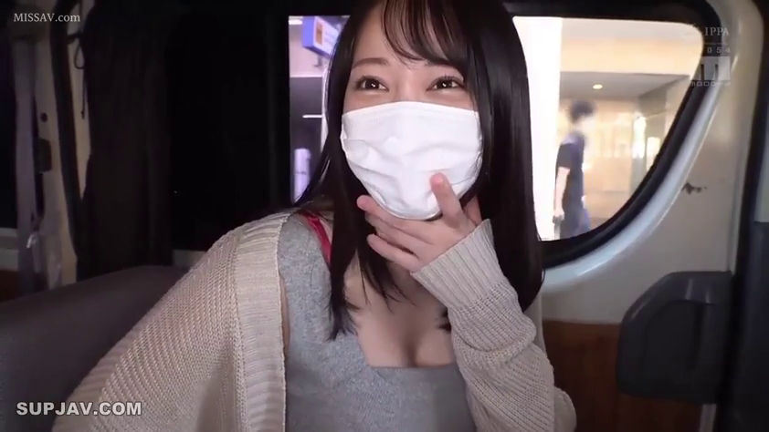 坐姿 · 微笑 · 第一人称视角 · 面部特写 · 灰背心 · 车内 · 口罩 · 互动交谈