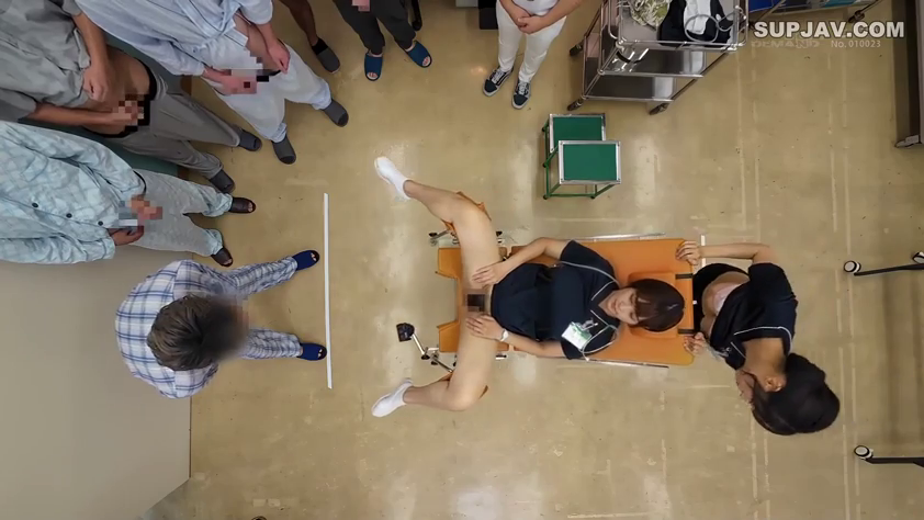 诊疗室 · 浅蓝病号服 · 俯拍全景 · 截石位 · 多人围观 · 闭眼紧张 · 医疗器械 · 群交题材