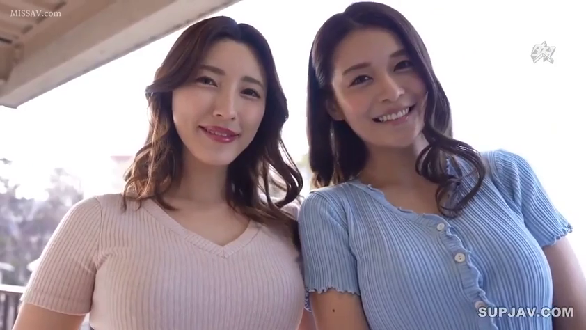 站立 · 微笑 · 微笑 · 半身 · 针织衫 · 室外 · 明亮