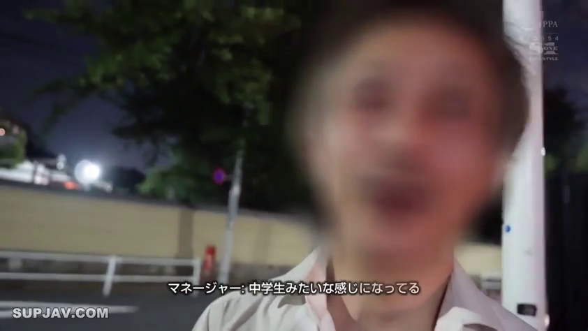 交谈 · 脸部特写 · 马赛克 · 站姿 · 衬衫 · 户外 · 模糊