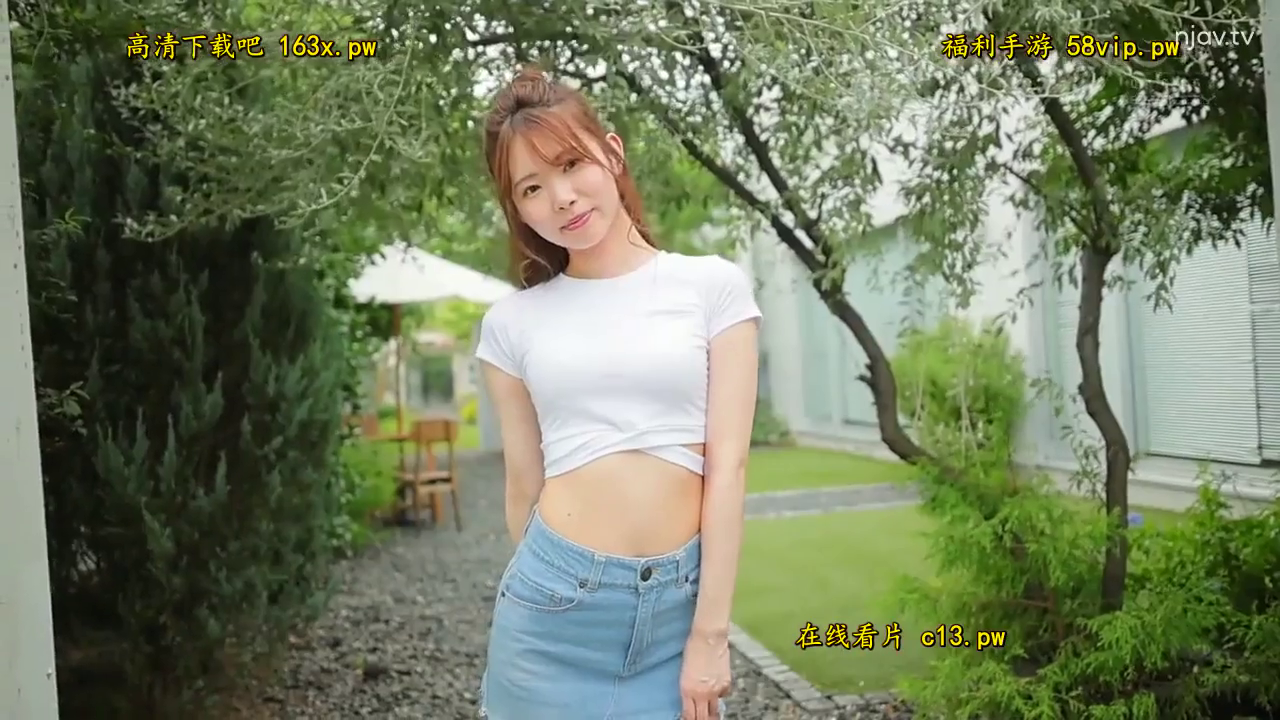 站立 · 中景 · 微笑 · 白色短款上衣 · 摆姿势 · 室外花园