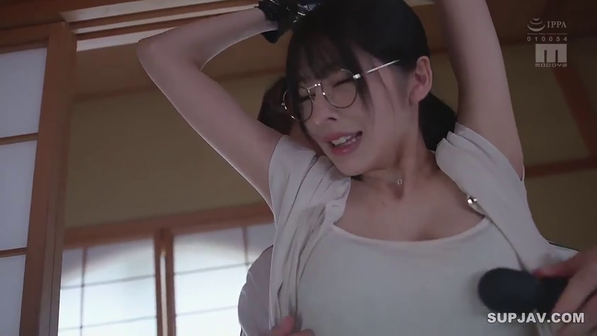 和室 · 背心 · 使用按摩器具 · 黑框眼镜 · 胸部与脸部特写 · 双手被举起 · 痛苦与快感交织 · 束缚感