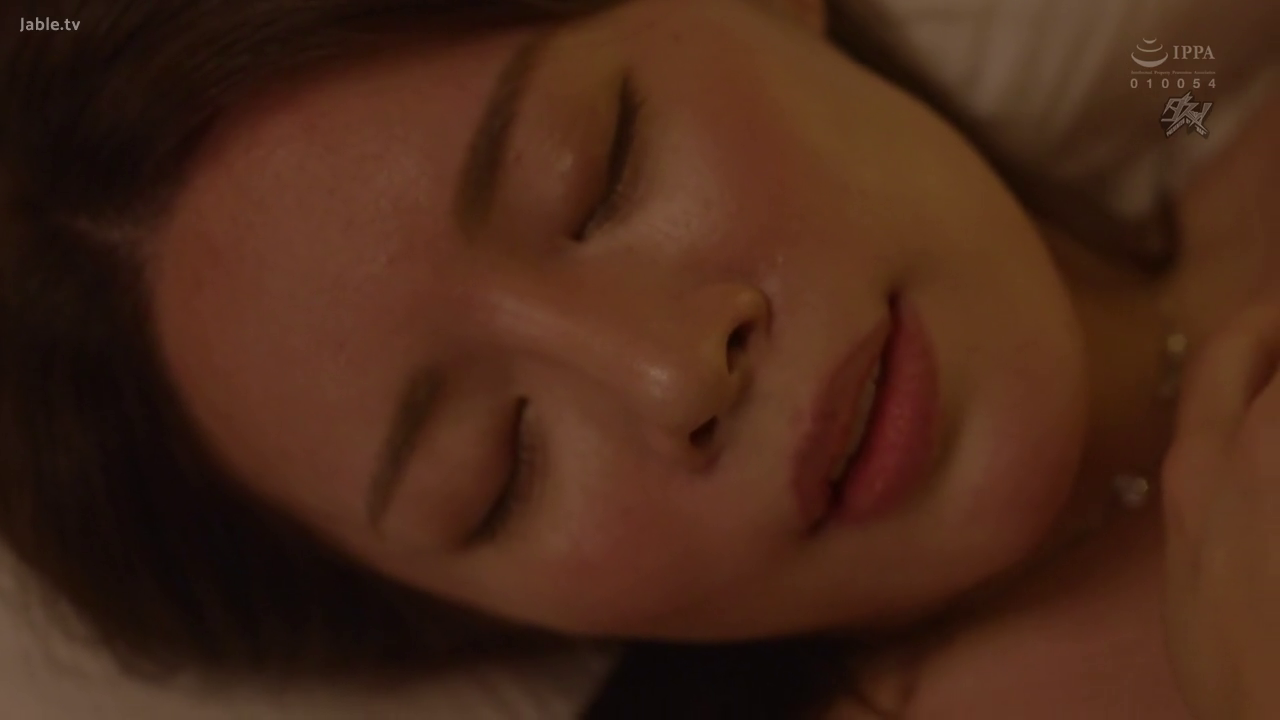 室内 · 沉醉 · 仰卧 · 感受 · 面部大特写 · 不显 · 皮肤纹理清晰