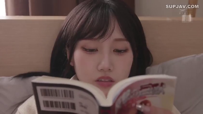 顔 · 集中 · 寝室 · うつ伏せ · 書籍 · 长发 · 毛衣 · 看书