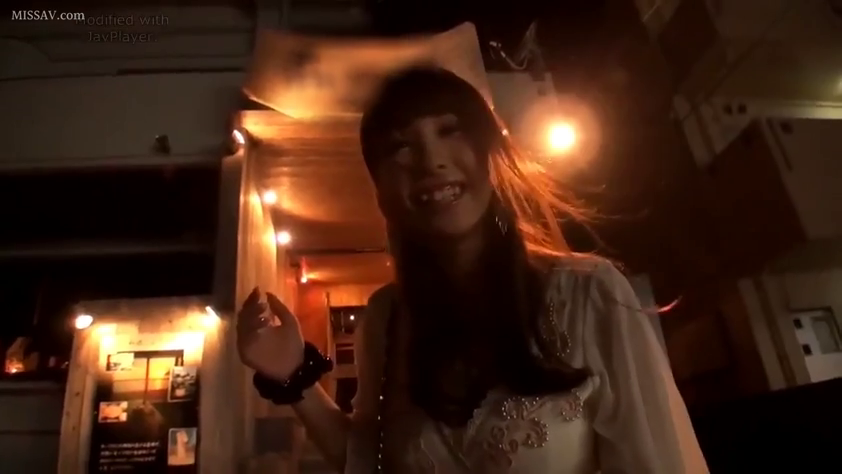 护士帽 · 护士服 · 中景 · 站姿 · 微笑 · 户外 · 夜景 · 开心