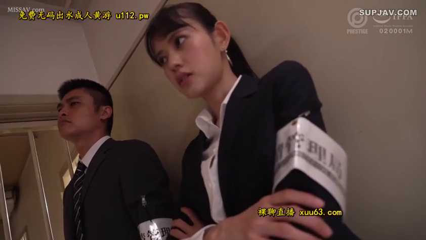 真剣 · 站立 · 中景 · 站姿 · ビジネススーツ · 制服 · 走廊 · 袖章