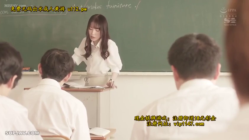 教室 · 站立 · 白色衬衫 · 远景 · 认真 · 授课 · 黑板 · 教师题材