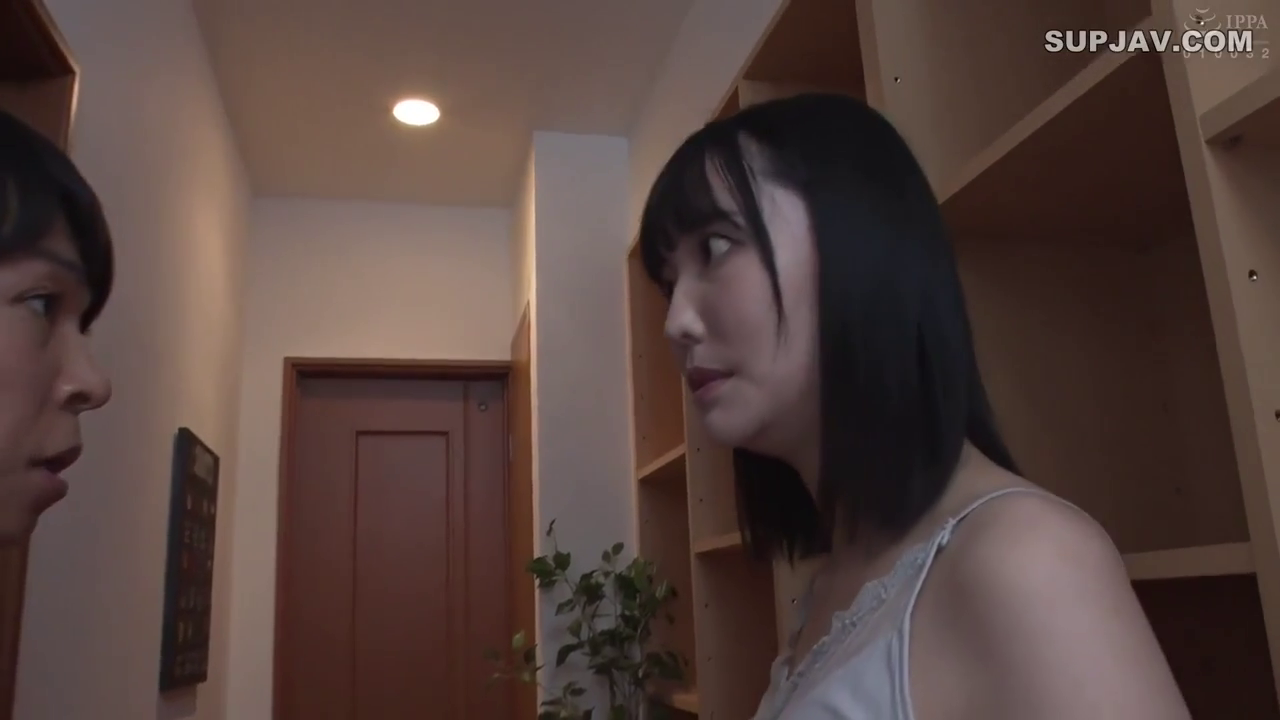 面部 · 站立 · 盆栽 · 对视 · 吊带背心 · 惊讶 · 室内走廊