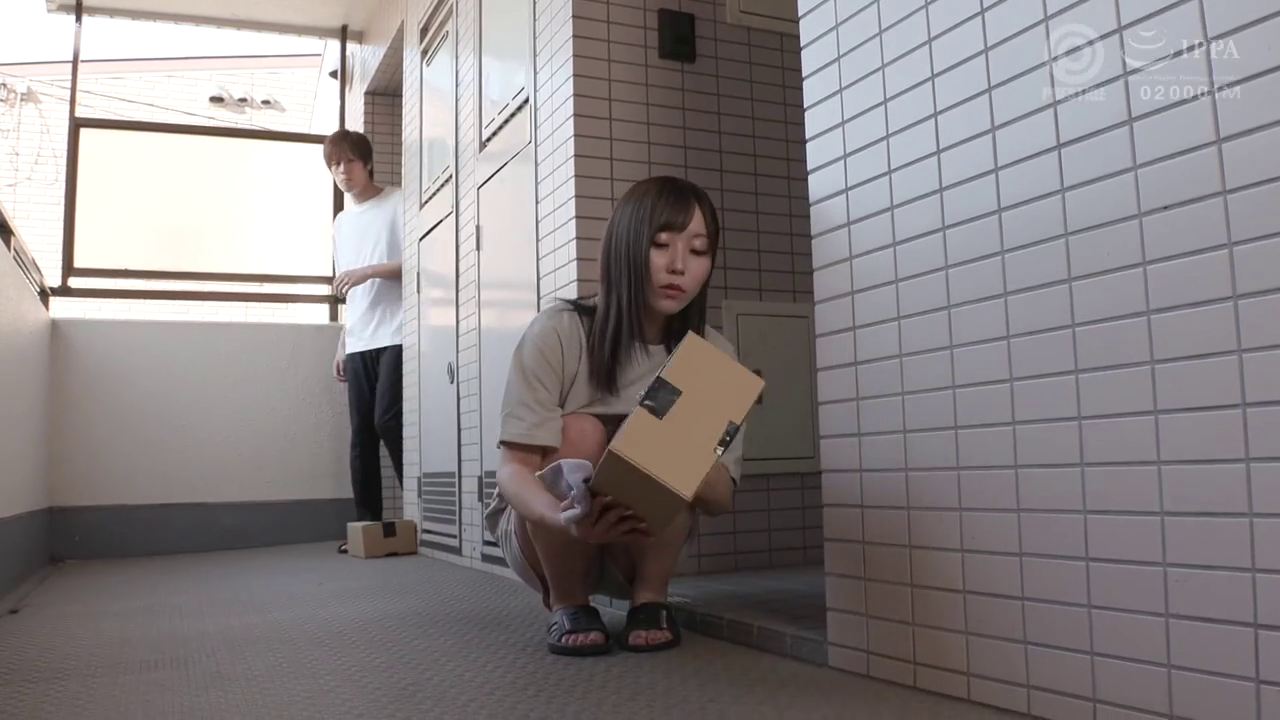 蹲姿 · 全景 · 平静 · 纸箱 · 公寓走廊 · 拿快递 · 浅色T恤 · 背景有男性