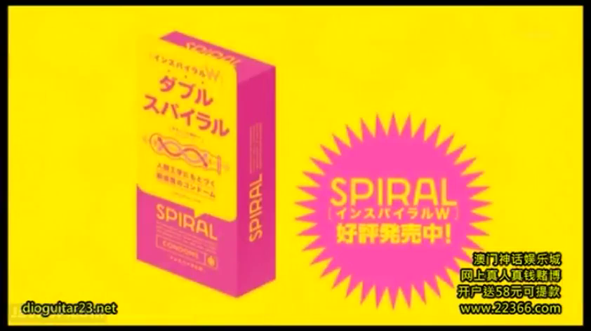 展示 · 特写 · 广告 · 避孕套 · 黄色背景